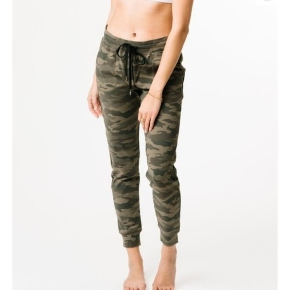 Zyia Women's SZ LG Camoflage jogger‎ Pants workout gym casual comfort athletic